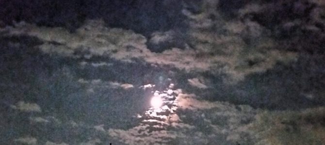 中秋の名月の晩ですがここでは雲が多くて